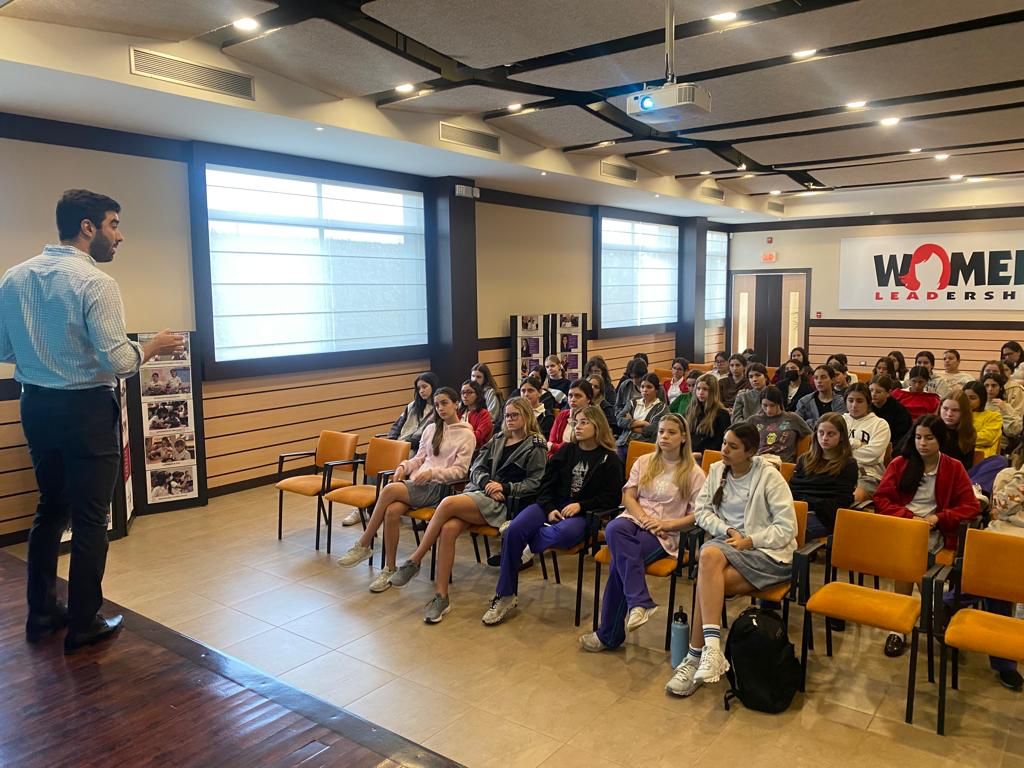 Charla en colegio · Women Leadership